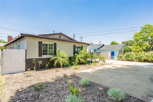 7247 Donna Ave, Reseda, CA, 91335-2646 | Card Image