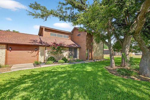 136 Lake Shore Dr, Horseshoe Bay, TX, 78657-7126 | Card Image