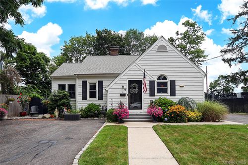 8 Dumond Pl, Glen Head, NY, 11545-1410 | Card Image
