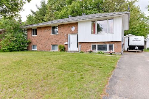 30 Earl St, Petawawa, ON, K8H3M4 | Card Image