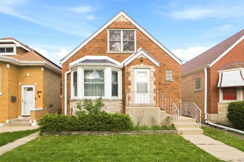 5221 N Marmora Ave, Chicago, IL, 60630-1120 | Card Image