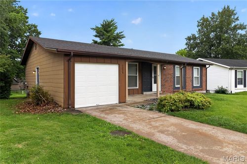 6220 Pennyrich Ct, Florissant, MO, 63033-7929 | Card Image