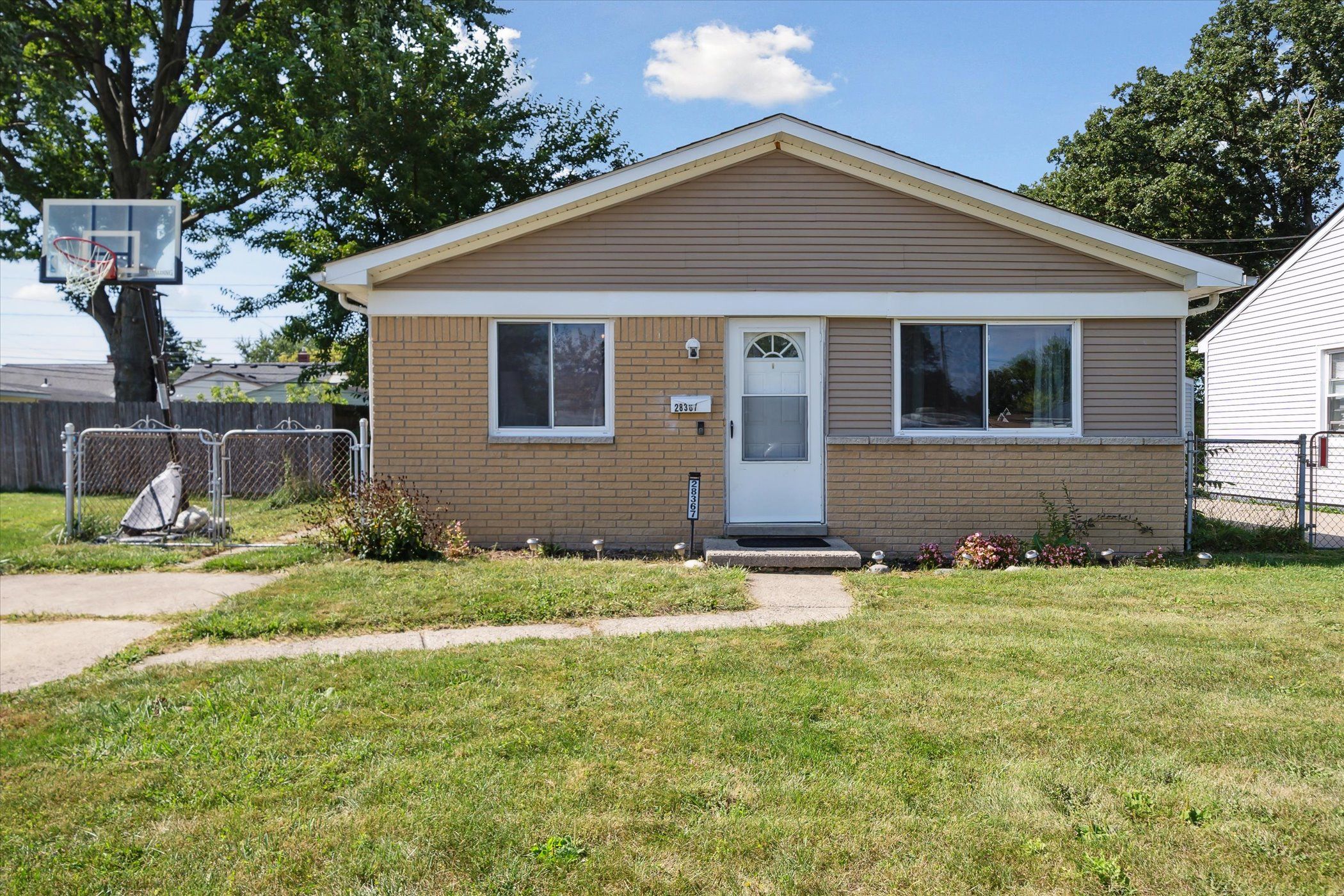 Maple St, Roseville, MI 48066