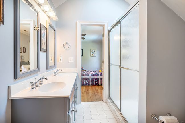 Jack &amp; Jill bathroom | Image 33
