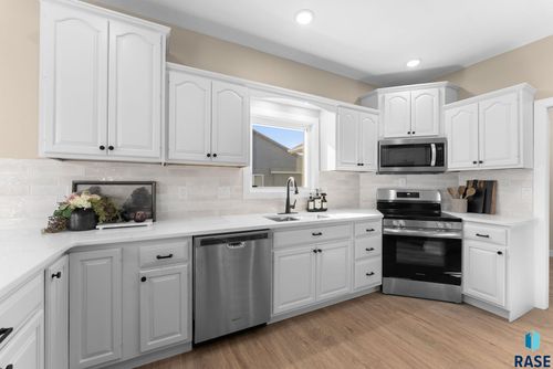 813 E Heatherwood Dr, Brandon, SD, 57005-2509 | Card Image