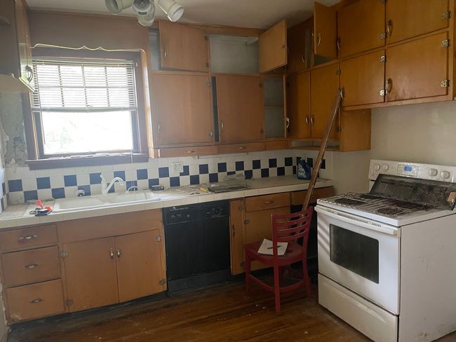 1305 E Broadway St, House other with 3 bedrooms, 1 bathrooms and 2 parking in Streator IL | Image 4