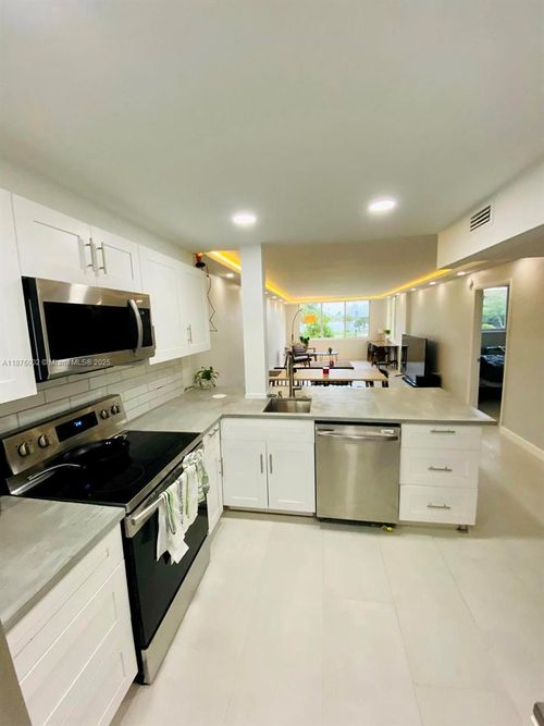 apt-205-441 Ne 195th St, Miami, FL, 33179-3301 | Card Image