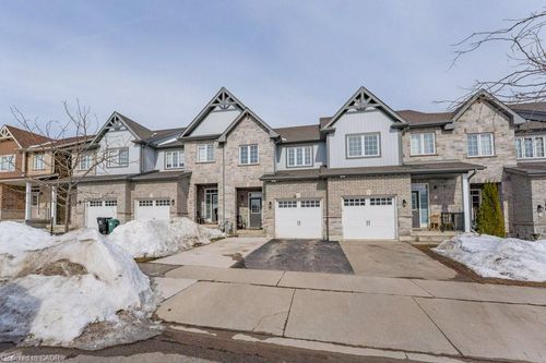 8 Renfrew St, Kitchener, ON, N2R0G6 | Card Image