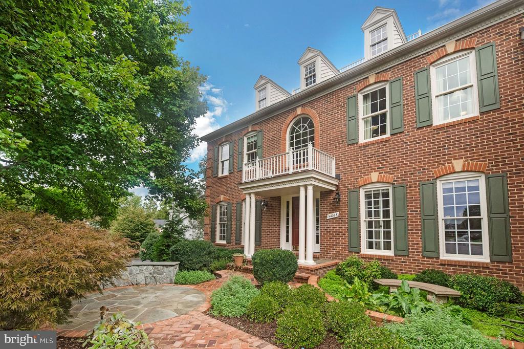 Eagle Chase Cir, Chantilly, VA 20151