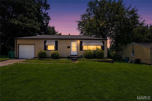 636 Science Hill Dr, Saint Louis, MO, 63137-3372 | Card Image