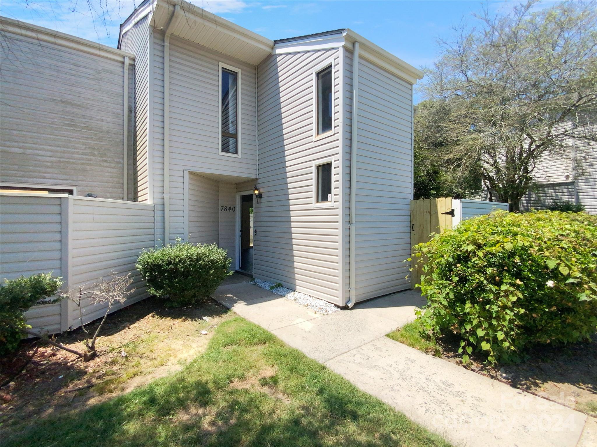 Hummingbird Ln, Charlotte, NC 28212
