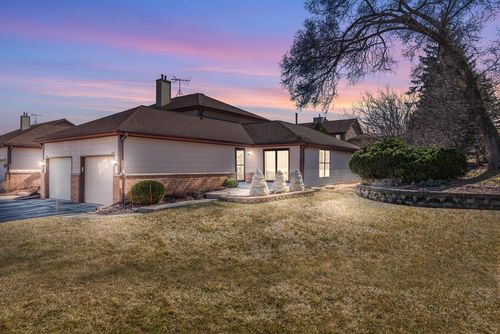 8827 W Knoll Court, Franklin, WI, 53132 | Card Image