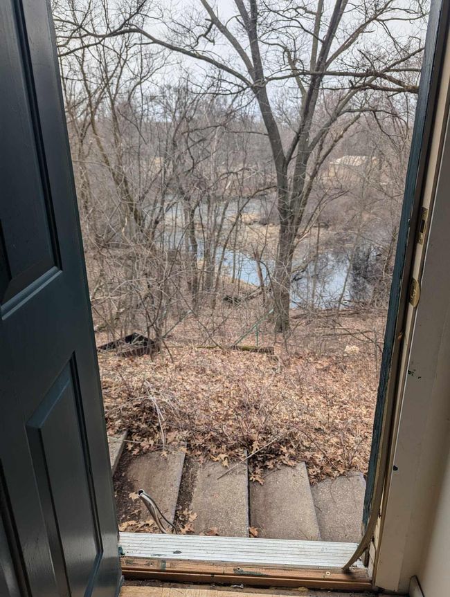 Side door - CAREFUL - opens to NO stairs | Image 23