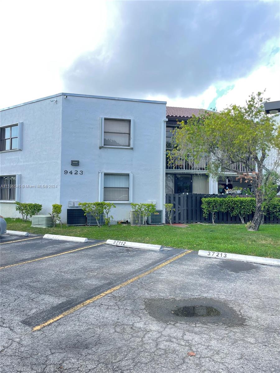 201 9423 Fontainebleau Blvd, For Sale in Miami Zoocasa