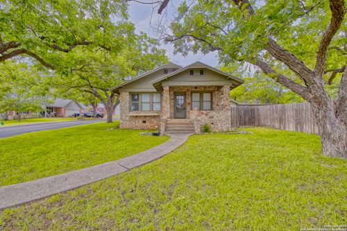 8 Wildwood Trl, New Braunfels, TX, 78130-6132 | Card Image