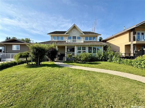 1219 River St E, House with 3 bedrooms, 3 bathrooms and 4 parking in Prince Albert SK | Card Image