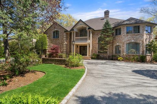 10 Hart Pl, Dix Hills, NY, 11746-6214 | Card Image