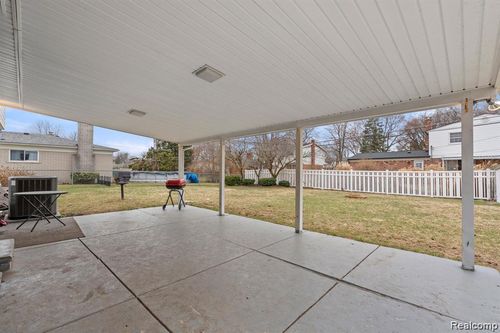 32307 Cambridge Dr, Warren, MI, 48093-1270 | Card Image