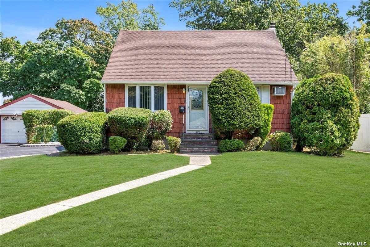 Fire Island Ave, West Islip, NY 11795