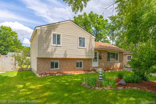 3412 W Clarice Ave, Highland, MI, 48356-2324 | Card Image