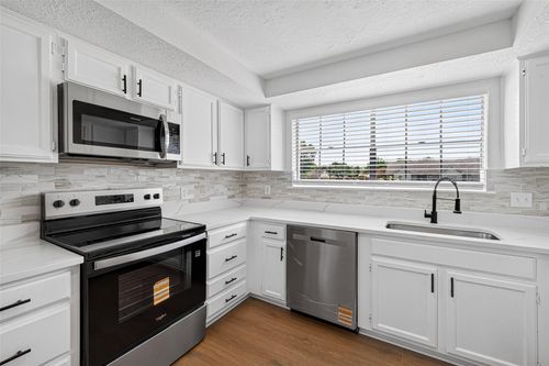 10102 Old Towne Ln, Sugar Land, TX, 77498-1520 | Card Image