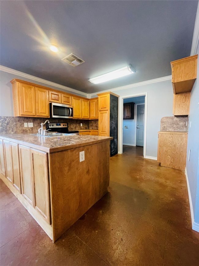 103 W 6 Th St, House other with 3 bedrooms, 3 bathrooms and null parking in Lindsay TX | Image 4