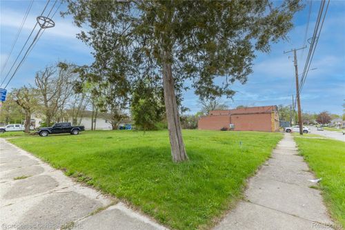 8 Myra Ave, Pontiac, MI, 48341-2025 | Card Image