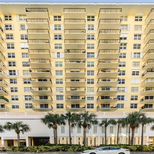 5h-427 Golden Isles Dr, Hallandale Beach, FL, 33009-7544 | Card Image