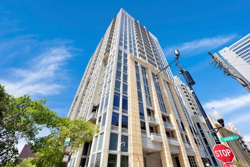 1811-700 Larrabee St, Chicago, IL, 60654-7021 | Card Image