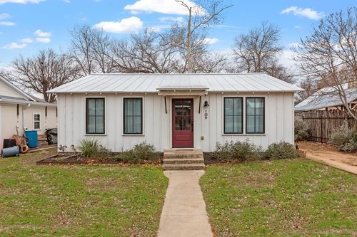 109 E Centre St, Fredericksburg, TX, 78624-3913 | Card Image