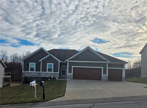 205 E Woodland Ave, Lone Jack, MO, 64070-9322 | Card Image