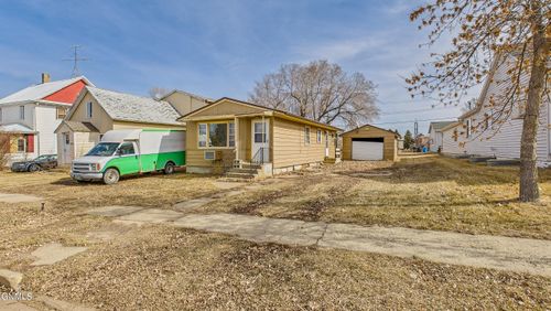 212 S Main St, Glen Ullin, ND, 58631-7166 | Card Image