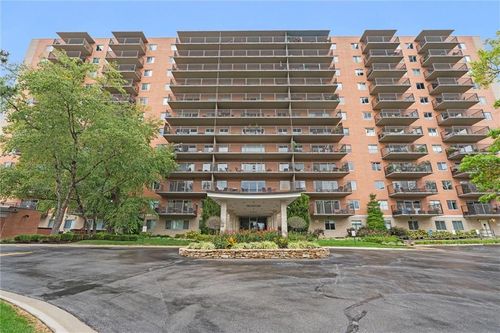 apt-204-4550 Warwick Blvd, Kansas City, MO, 64111-1781 | Card Image