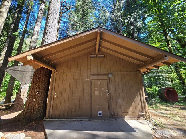 Nice covered entry to your large shop. Could be converted to additional living space. | Image 27