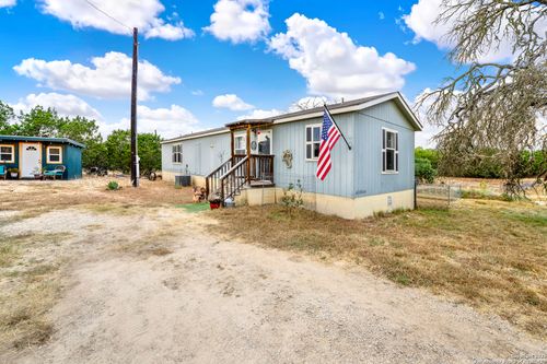 572 River Bluff Cir, Pipe Creek, TX, 78063-5952 | Card Image