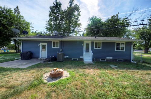 160 W Beechdale St, Commerce Twp, MI, 48382-2820 | Card Image