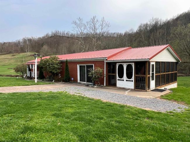 3730 Greenbrier Rd, Home with 3 bedrooms, 1 bathrooms and 3 parking in Salem WV | Image 4