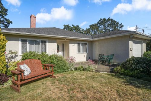 1697 Yale St, Victoria, BC, V8R5N5 | Card Image