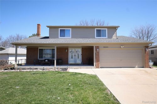 38684 Pinebrook Dr, Sterling Heights, MI, 48310-2911 | Card Image
