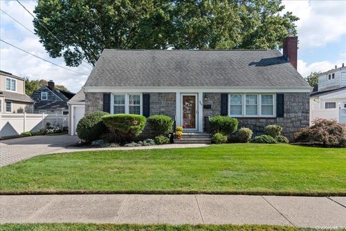 240 Caroline Ave, Garden City South, NY, 11530-5209 | Card Image