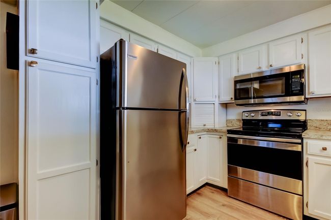 22.. FULLY UPDATED Kitchen (9.2' x 8.9') HUGE Pantry! HIGH QUALITY Stainless Appliances, White Cabinets, Lots of Storage, Gorgeous Counters! | Image 22