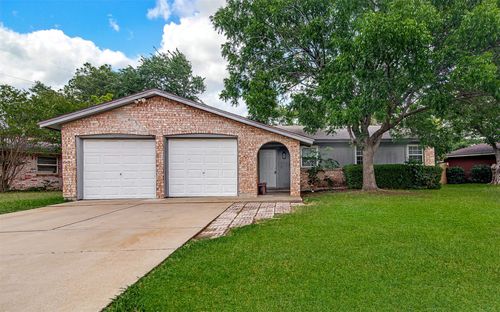 207 Stefanie St, Burleson, TX, 76028-5815 | Card Image