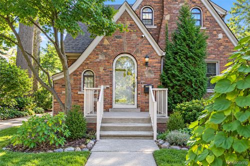 9615 Cranston St, Livonia, MI, 48150-2701 | Card Image