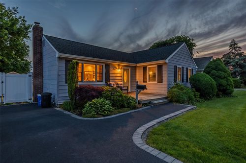 10 Bradish Ln, Babylon, NY, 11702-2406 | Card Image
