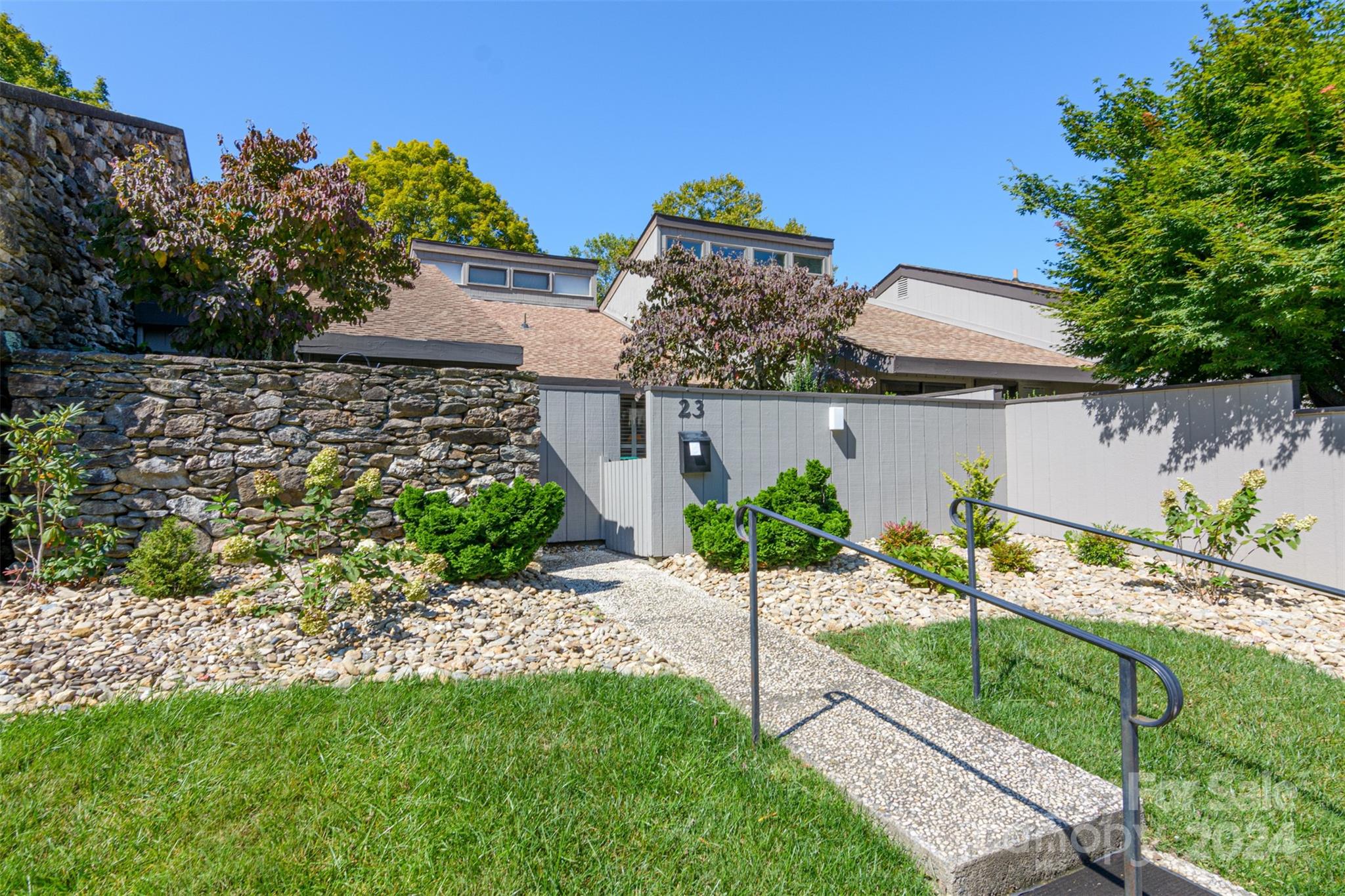 Lakemoor Ln, Hendersonville, NC 28739