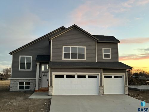 819 Estate St Street, Harrisburg, SD, 57032 | Card Image
