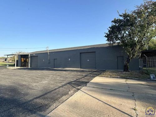 3770 Sw South Park Ave, Topeka, KS, 66609-1420 | Card Image