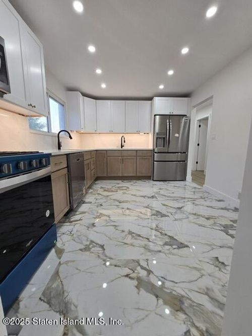 180 Bradley Ave, Staten Island, NY, 10314-5167 | Card Image