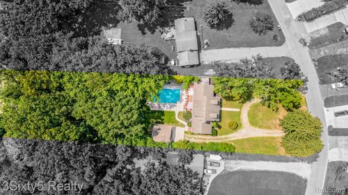 4375 Island Park Dr, Waterford Twp, MI, 48329-1918 | Card Image