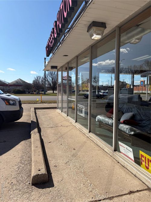 17820 Eureka Road, Southgate, MI, 48195 | Card Image